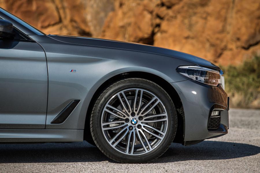 Детали экстерьера BMW 520d Sedan M Sport 2017 года  (WW) (фото 2 из 40)